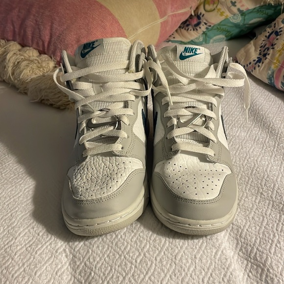 size 8 nike shoes worn a few times but look new - Picture 3 of 4